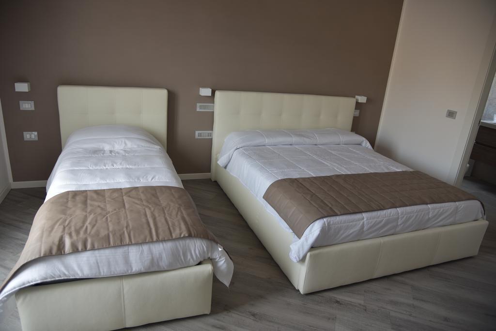 Habitación Triple con baño privado y balcón